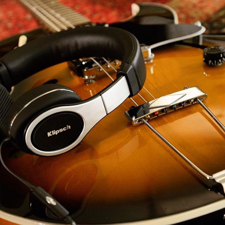 KlipschAudioCAN's tweet photo. #Klipsch #ReferenceOnEar headphones know how to ROCK! #pissingofftheneighbors - maybe we'll give them a night off. https://t.co/57RLOMNaaE