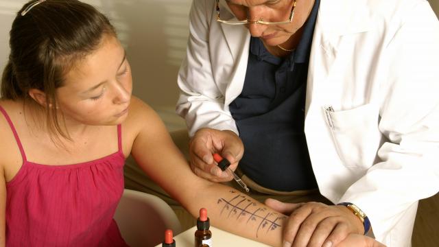 Врач аллерголог. Врач выявляющий аллергию. Диагностика лекарственной аллергии. Детский врач аллерголог. Кожное тестирование у детей.