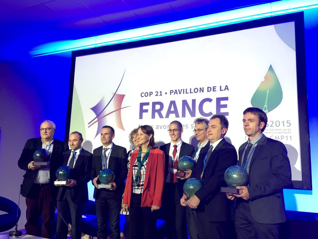 RoyalSegolene's tweet photo. Remise trophées de l'innovation à entreprises qui n'utilisent pas d'hydroflurocarbones : France exemplaire ! #COP21 https://t.co/mXZJuuMZ0s