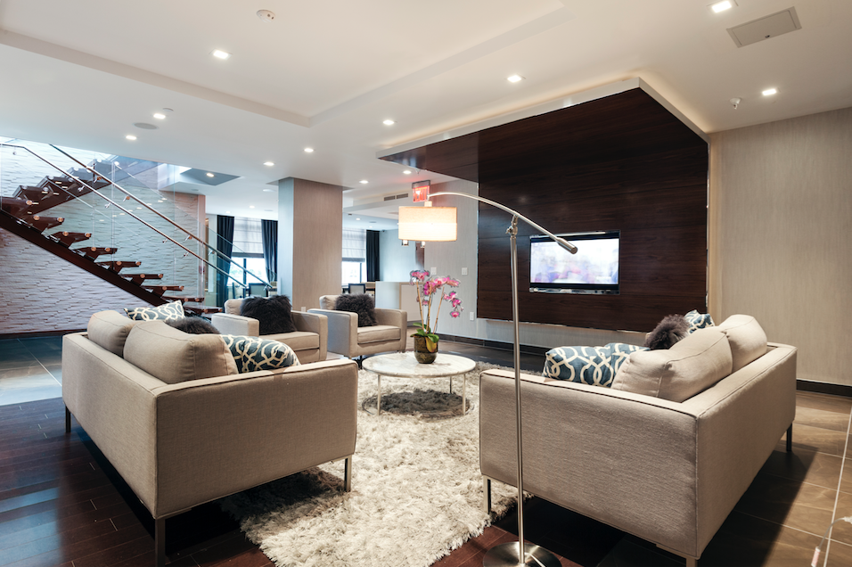 TheOneNJ's tweet photo. This is how we Friday. #TheOneNJ #happyhour #jerseycityapartments #livehere https://t.co/0nGtcZlgTz