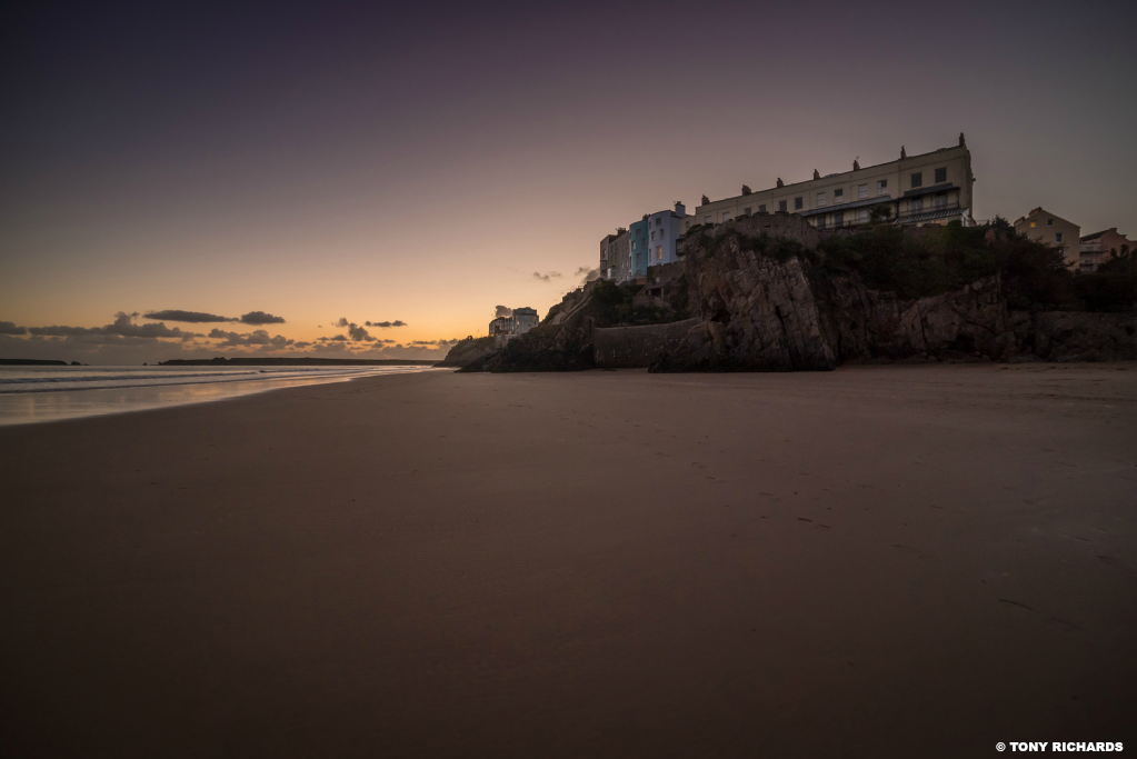 BBCWales's tweet photo. 👣 @DerekTheWeather takes a trip to Tenby tonight on #WeathermanWalking

📷 #photooftheday » https://t.co/x5AxgNi9t6 https://t.co/chiJ7Gu3WX