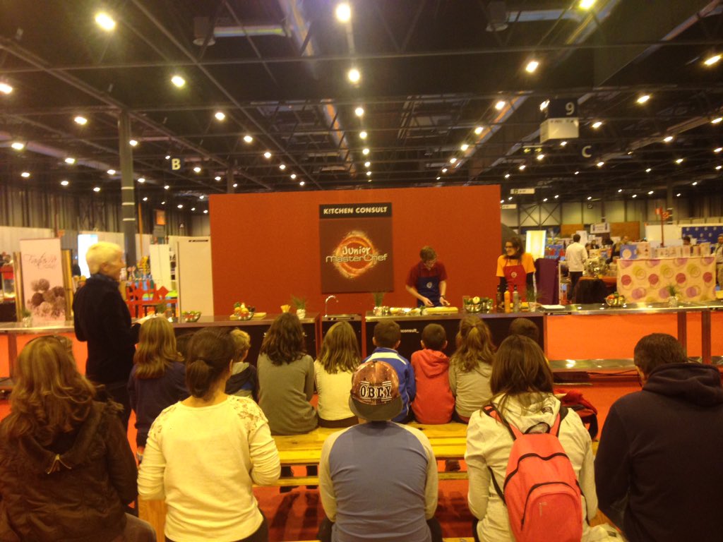 JuvenaliaIFEMA's tweet photo. Empezando con @JuanMCjunior  los talleres #MasterChefJunior en #Juvenalia 2015 https://t.co/mpwbF3zgwa