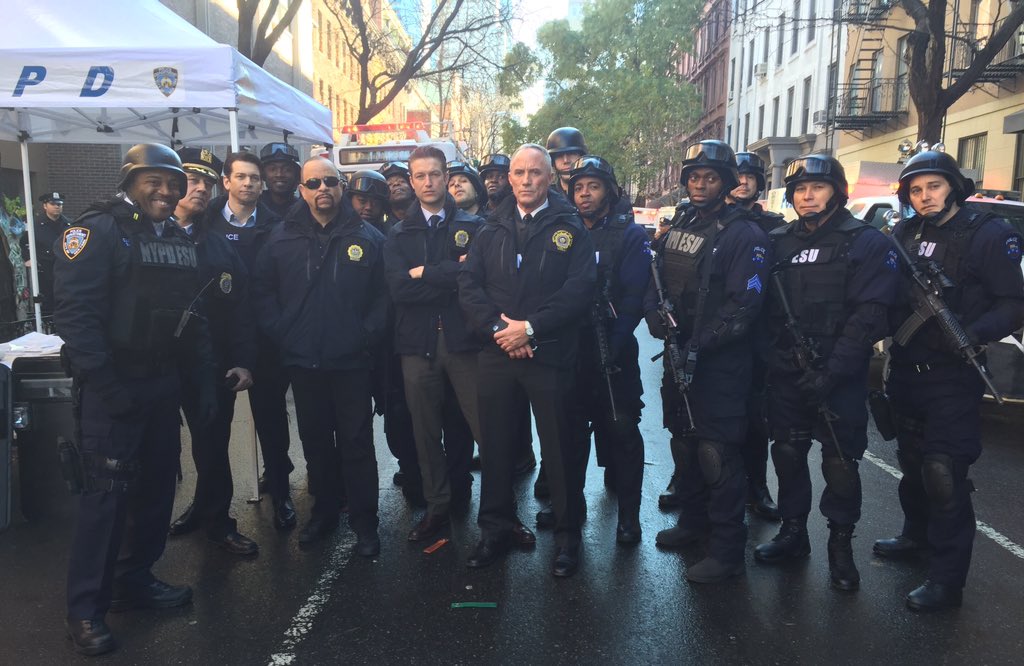 amask555's tweet photo. Uh oh, #WheresBenson? π³ RT @FINALLEVEL: SVU. Still in the Manhattan streets.. Shit's serious. 'Hostage Situation' https://t.co/IIwqs38Hm0