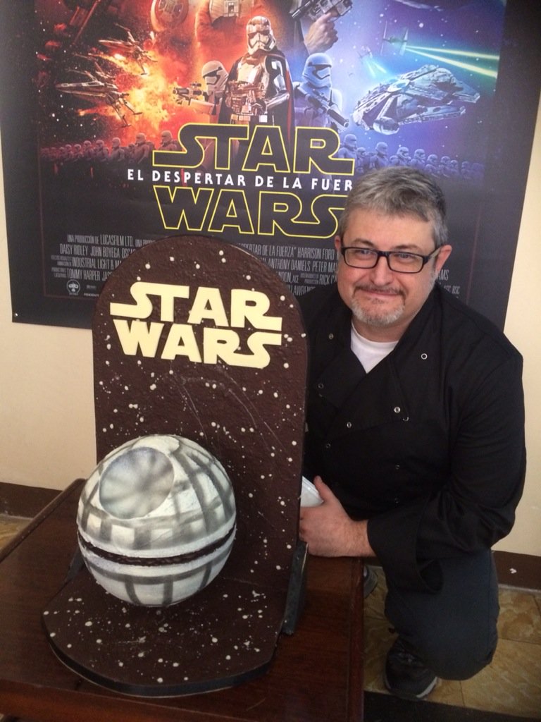 ajtarrega's tweet photo. #StarWars a #Tàrrega dins el #GalacticTast presenta una rèplica en xocolata de l'Estrella de la Mort de Joan Nicolau https://t.co/zkhcpK9x0V