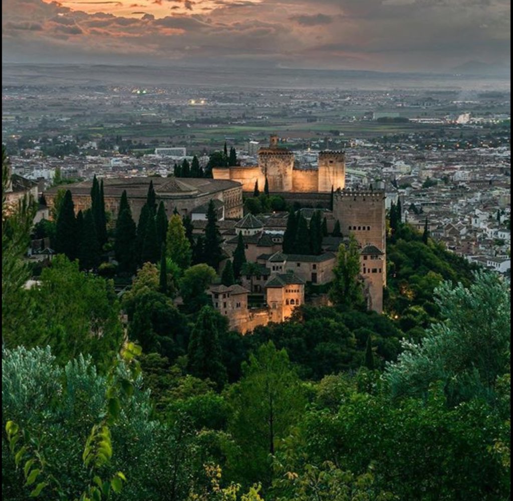 ciudad_granada_'s tweet photo. La Alhambra de Granada 🔴Foto: Juantcyan #Granada_Ciudad @viveandalucia #PuentedelaConstitucion @alhambracultura https://t.co/Ds3JCQ5U6F