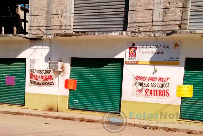 FotosNoticias's tweet photo. Toman las oficinas de la secretaría de finanzas en #PuertoEscondido trabajadores del municipio de san #PedroMixtepec https://t.co/4zNsmdoJw7