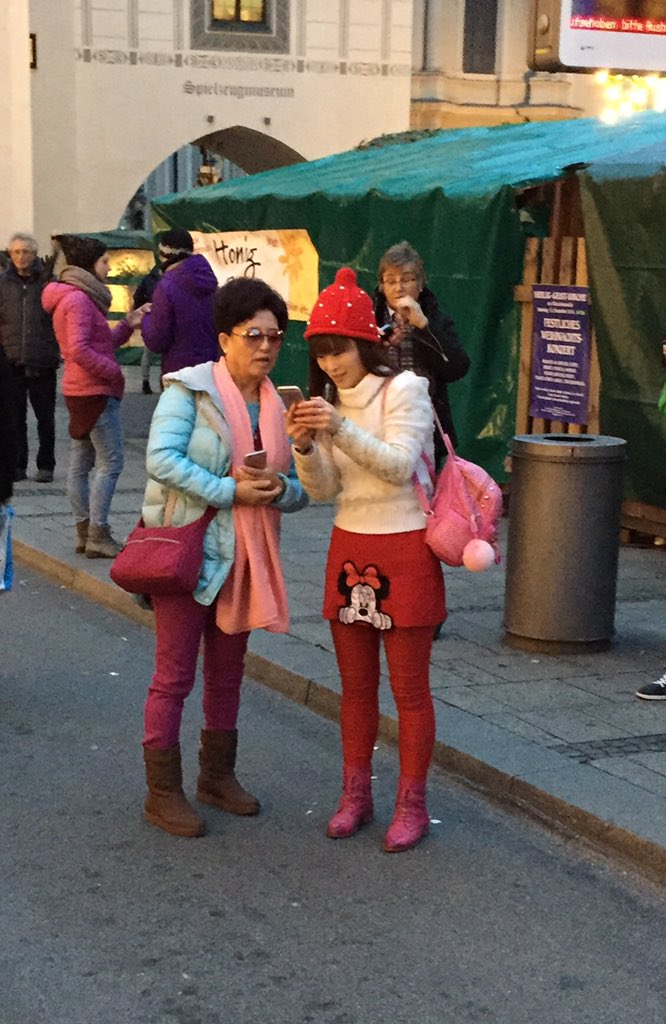 Le petit Chaperon Rouge accouche de Minnie !