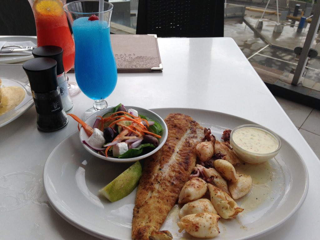 FoodohhFood's tweet photo. Lunch was great before the rain ruined everything 😕. #foodie #foodporn #foodlover #foodblog #FoodBlogger #seafood https://t.co/NFnjTHHoVJ