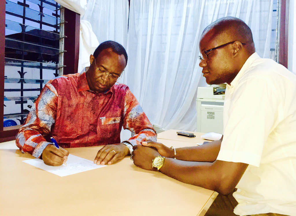 Dologuele_2015's tweet photo. Pas de week-end pour notre Président💙 au travail pour la victoire pour le Renouveau #Centrafrique @anicetdologuele https://t.co/4PcDMCvUnH