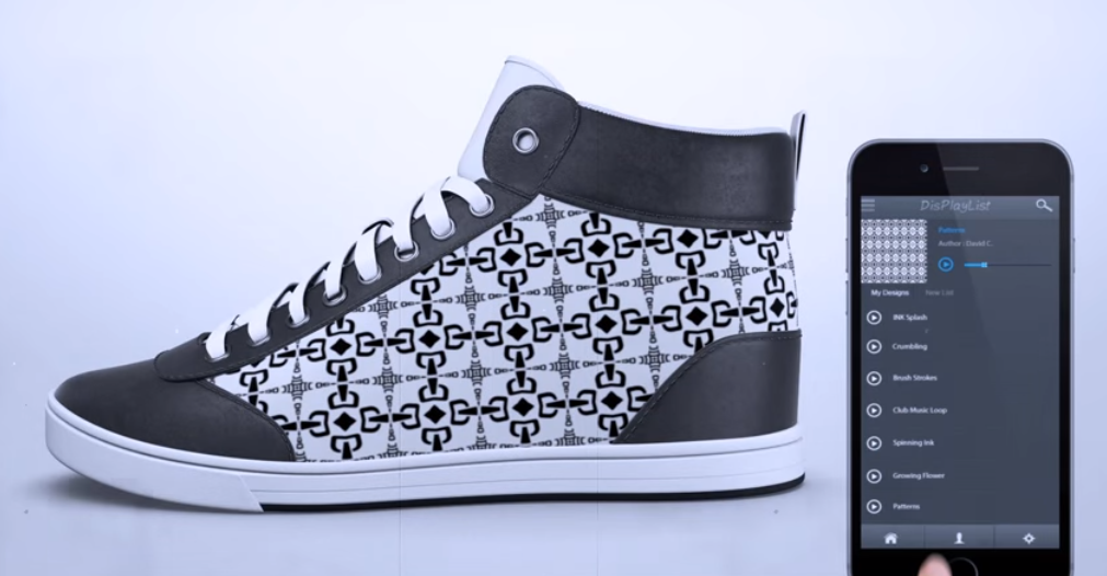 lavozdegalicia's tweet photo. Estas zapatillas «camaléon» cambian de diseño a tu gusto mediante una app móvil https://t.co/stIrJ7td0e https://t.co/wRotNCyOch