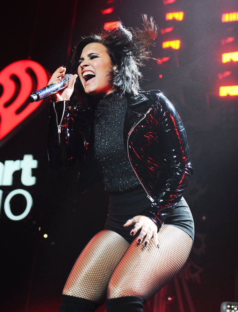_dinasalah's tweet photo. Demi transformation thread: #confident https://t.co/tWH0UsvFjw