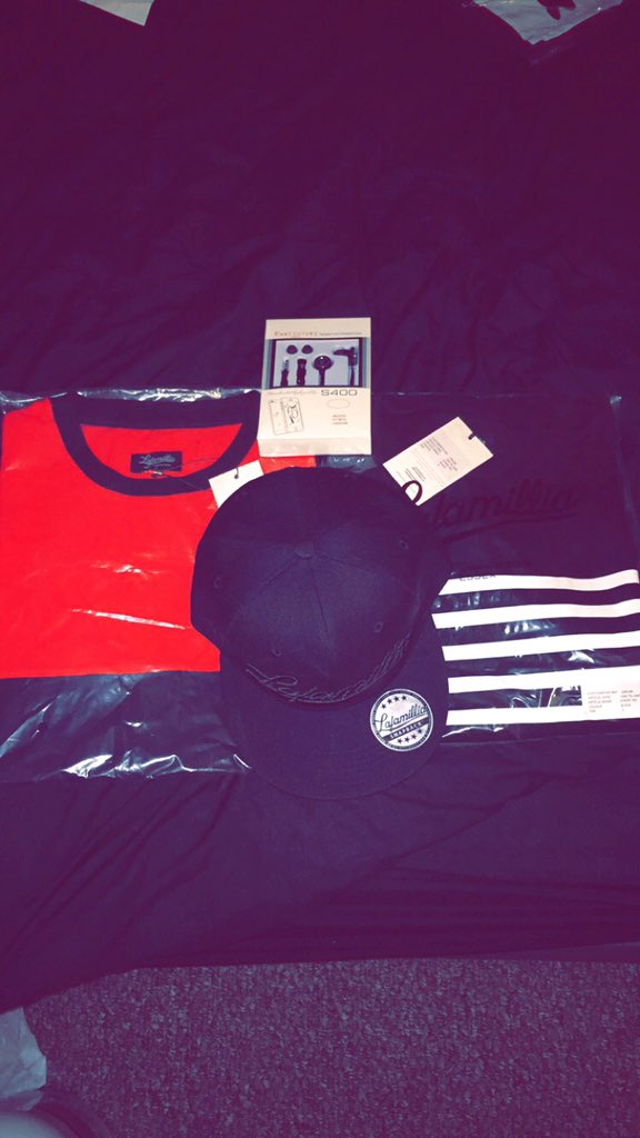 Black Friday was kind <a href="/lafamillia_/">No Bappp</a> free pair of headphones to 👍🏻👌🏻