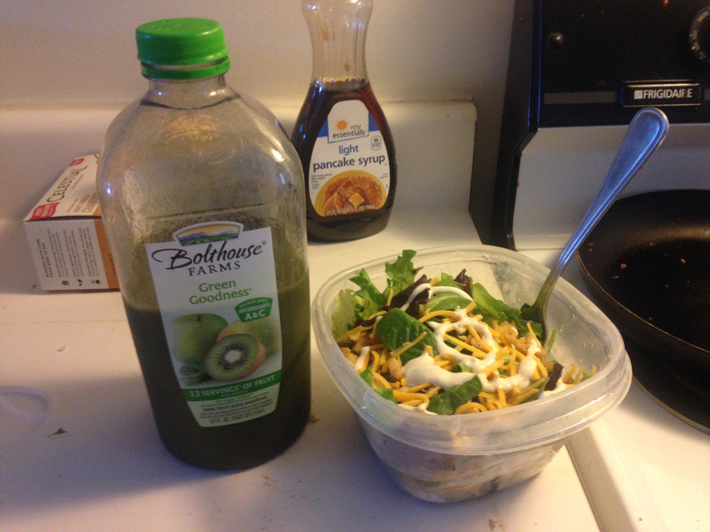 coreyaustin12's tweet photo. Healthier food attempt... Salad and juice drinks #lotsofgreen https://t.co/kRCgXkV3Hs