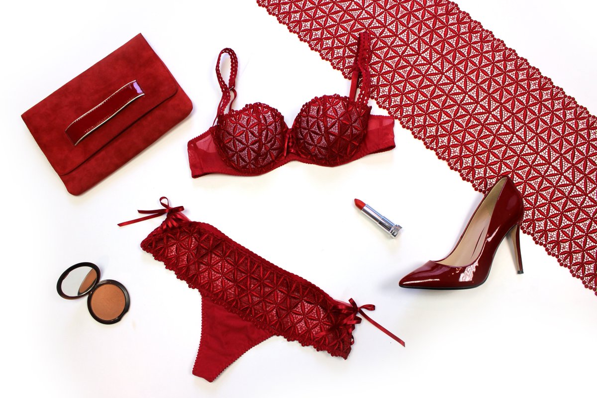 Cosmoparis x <a href="/Aubadeparis/">Aubade Paris</a> : Tentez de remportez l'un de nos 4 looks glamours en jouant sur bit.ly/1l71KXk !