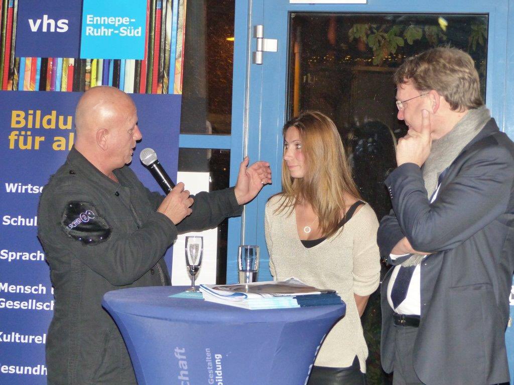 bebafoto's tweet photo. #hinsehen Ausstellungseröffnung VHS Gevelsberg mit Schauspieler Tom Barcal und Bürgermeister Claus Jacobi https://t.co/vU9sR5pkic