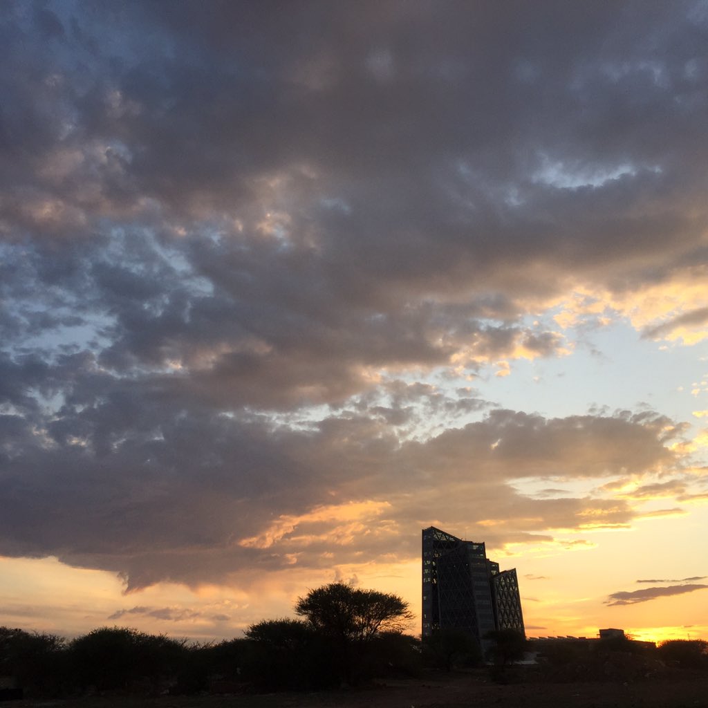 taazimakala's tweet photo. As rubbish as this day was, this sunset is all kinds of awesome. #fairscape https://t.co/6Km4jnWlbi