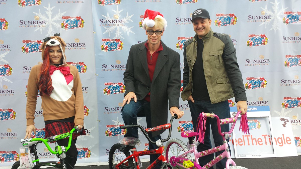 MurraySawChuck's tweet photo. Great morning supporting #kluctoydrive @MorningZoo985 @chetbuchanan #feelthetingle @april_leopardi #Lefty #christmas https://t.co/C2N3PZxUZX