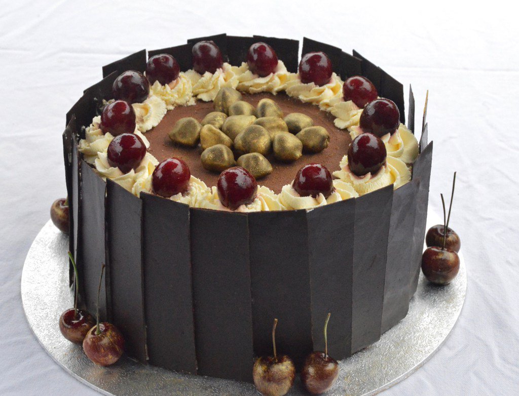 Black forest gateau with caramel cherries #chocolate #blackforestgateau callebaut_ENG bakingfanatic.wordpress.com/2015/12/04/bla…