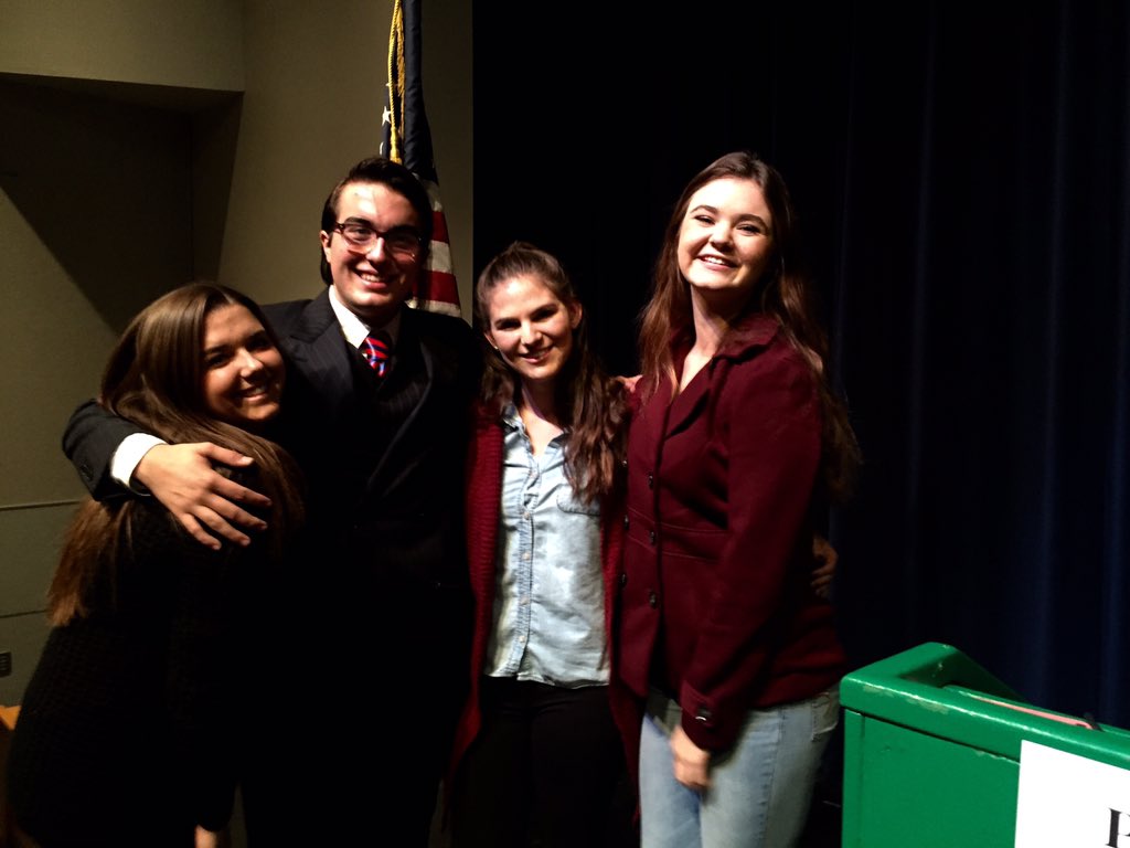 Don't forget to vote today in 262 for the team that has it the most together #colorcoordination 🇺🇸🤘🏼