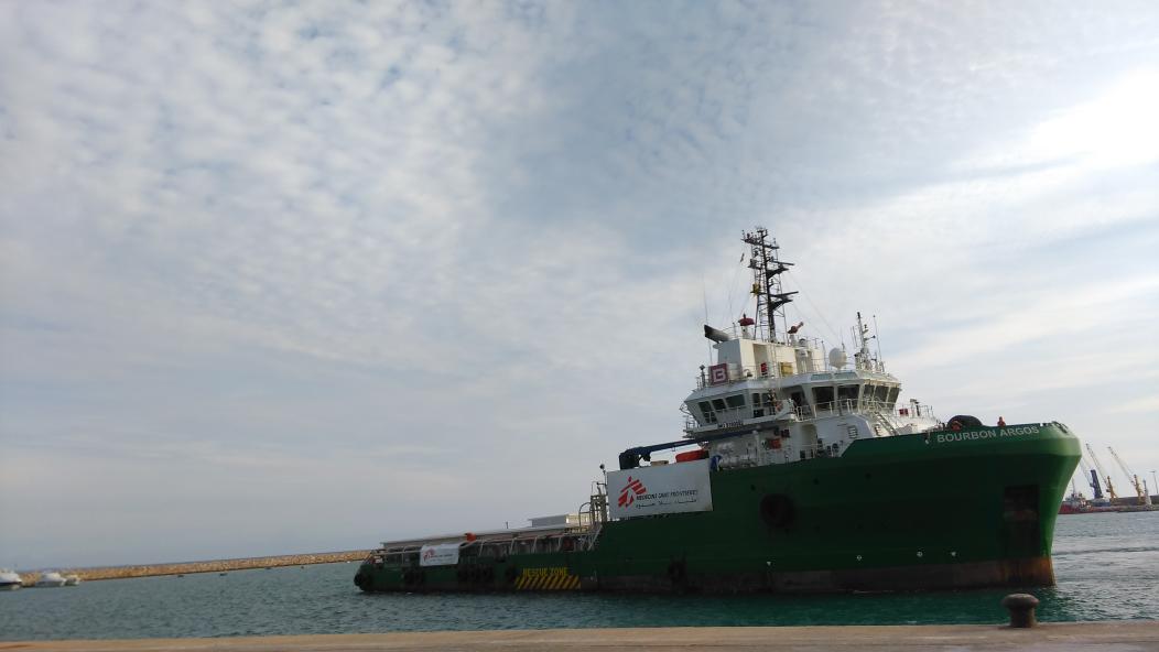 L'arrivo della Bourbon Argos oggi a Pozzallo: a bordo tante persone, la più piccola e' nata 7 giorni fa in Libia