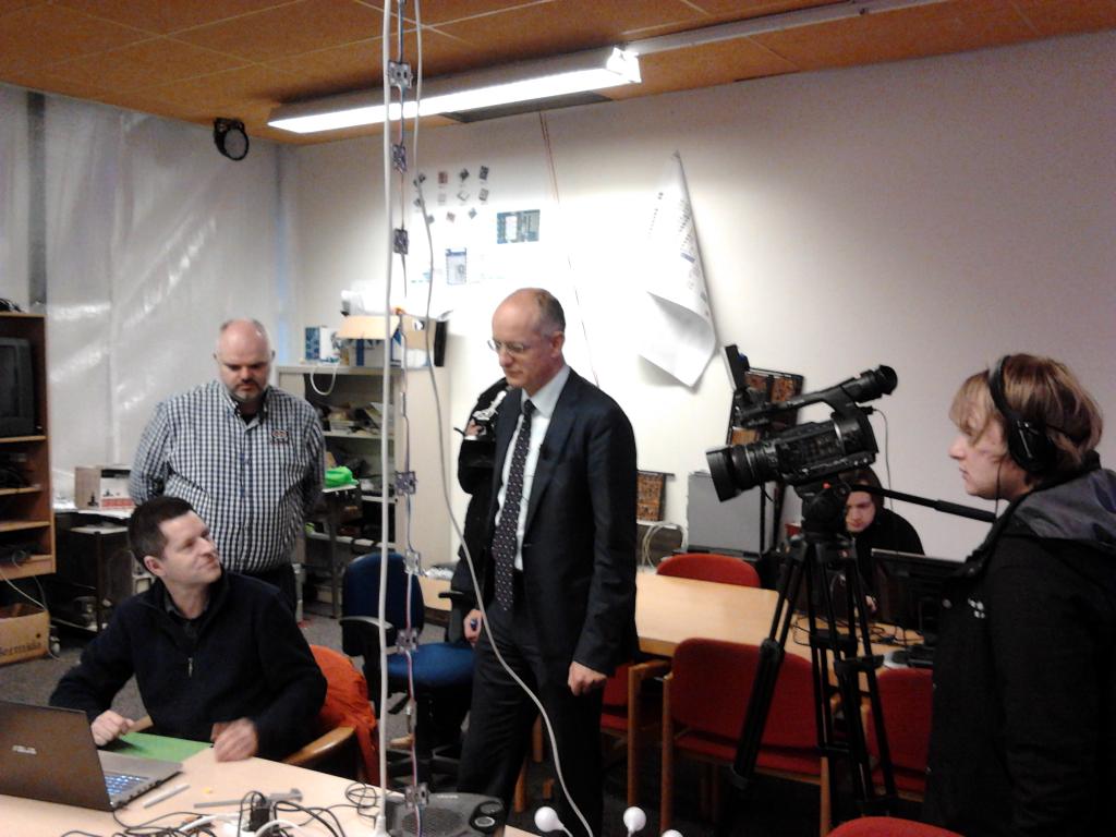 1TEnschede's tweet photo. Burgemeester @OnnovVeldhuizen bezocht vanmiddag @tkkrlab ikv #053zoekt - maandag verslag in @tubantia en op @tvefm https://t.co/cFECiGfNQ5