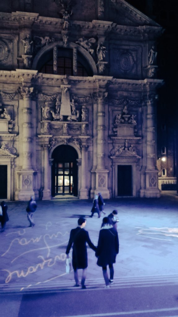 veneziaunica's tweet photo. #lecittainfesta2015 #Natale accese le poesieluminose di #MarcoNereoRotelli #SanMoisè #CalleXXIIMarzo #Venezia https://t.co/inevj5ZA2B