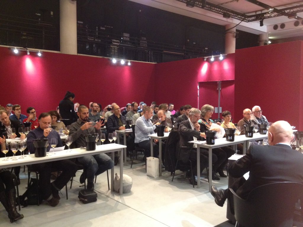 0xVault92's tweet photo. Salle comble pour le Master class #sauternes #barsac #crusclasses #2005 #GrandTasting @MyBettaneD https://t.co/tBj5FRYrJN
