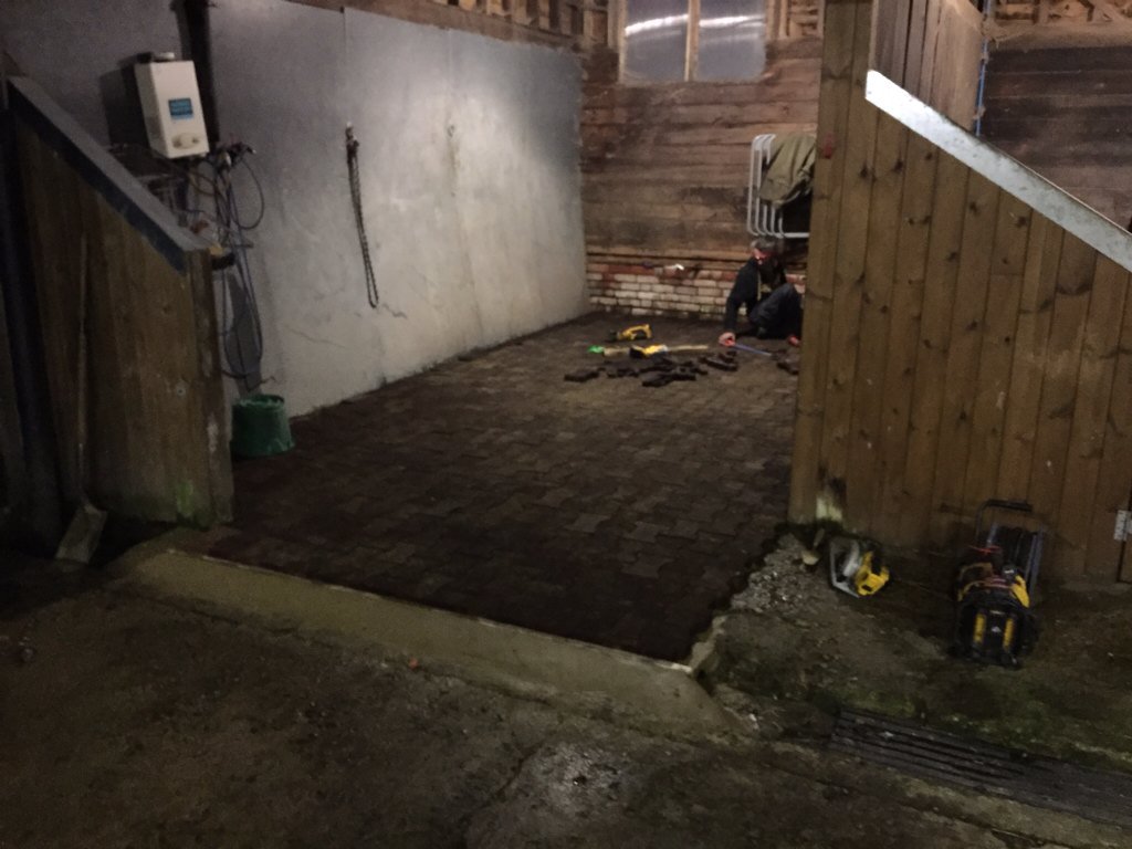 DanJocelyn's tweet photo. Nice one Jonboy concreting and rubber bricks down in a day #eventinglive #flashbro https://t.co/ajZS2eCV2f