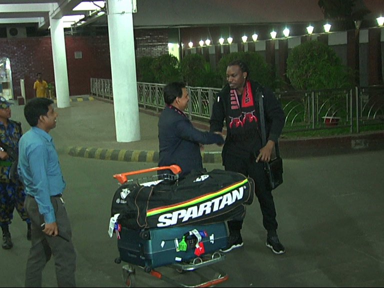 BCBtigers's tweet photo. Look who stepped in town this afternoon! @henrygayle is in Dhaka and he has a plan, "Hit sixes". #BPL2015 https://t.co/IJcKnRp0kJ