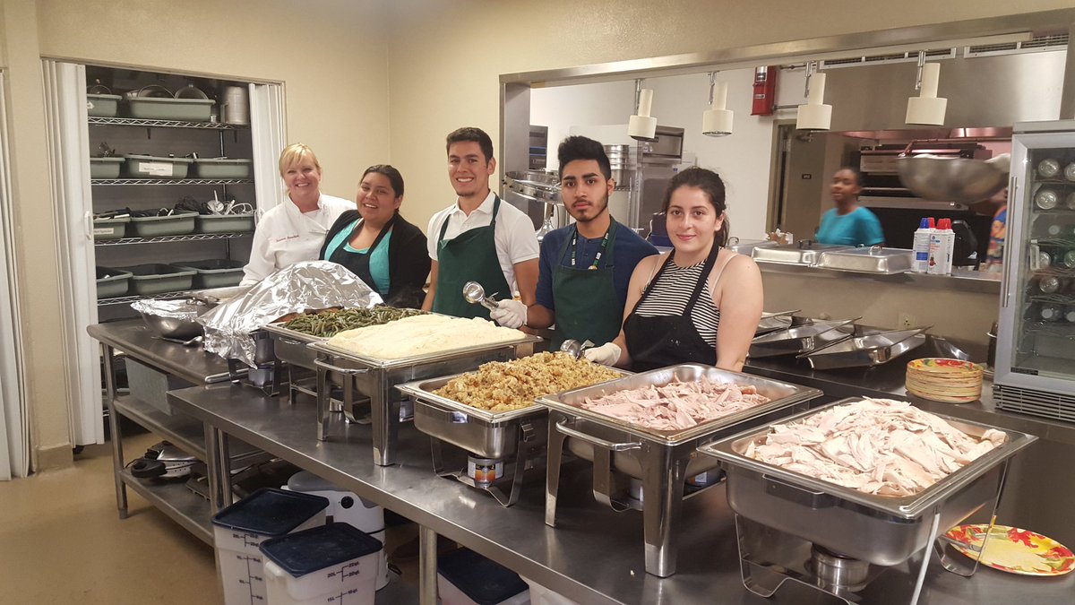 ngosuna's tweet photo. 4th Annual Panther Dinner! @PerrisHigh #phslinkcrew #phsculinary https://t.co/GctV4pFkQu