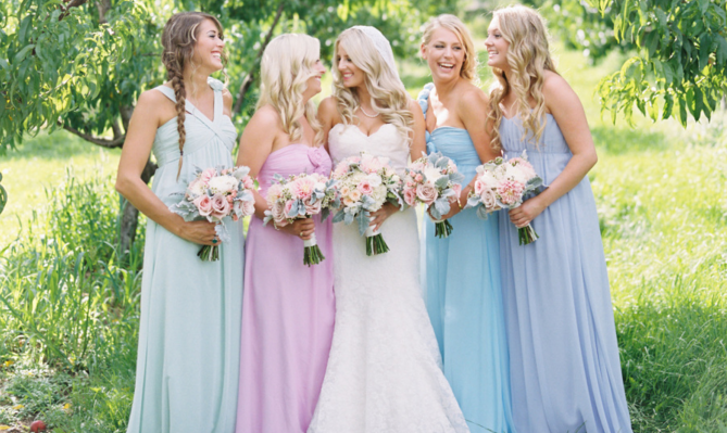 The #Pantone2016ColorsofTheYear are here! We're loving all things #RoseQuartz + #Serenity: stylemepretty.com/2015/12/03/pan…