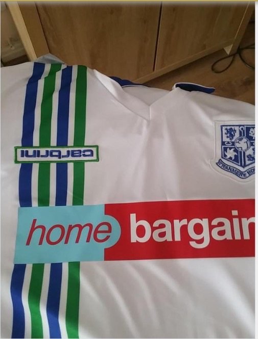 LaCasacaBlog's tweet photo. #ViernesTematicoLaCasaca #CasacasConErrores #FailKit La marca "Carbrini" quedó al revés... https://t.co/veqAG6JQRu