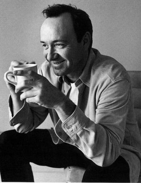 Audrey985's tweet photo. Ahhh quanto mi piace Kevin!! ❤💕 @KevinSpacey #CinemaAddicted https://t.co/K3MmEZLq6y