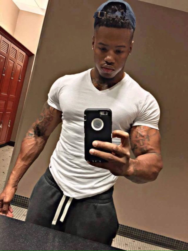 thencrowd14's tweet photo. Fitted T-Shirts, Muscles, &amp; Chocolate 👍🏾 #FallNLust https://t.co/0THnmzbQdV