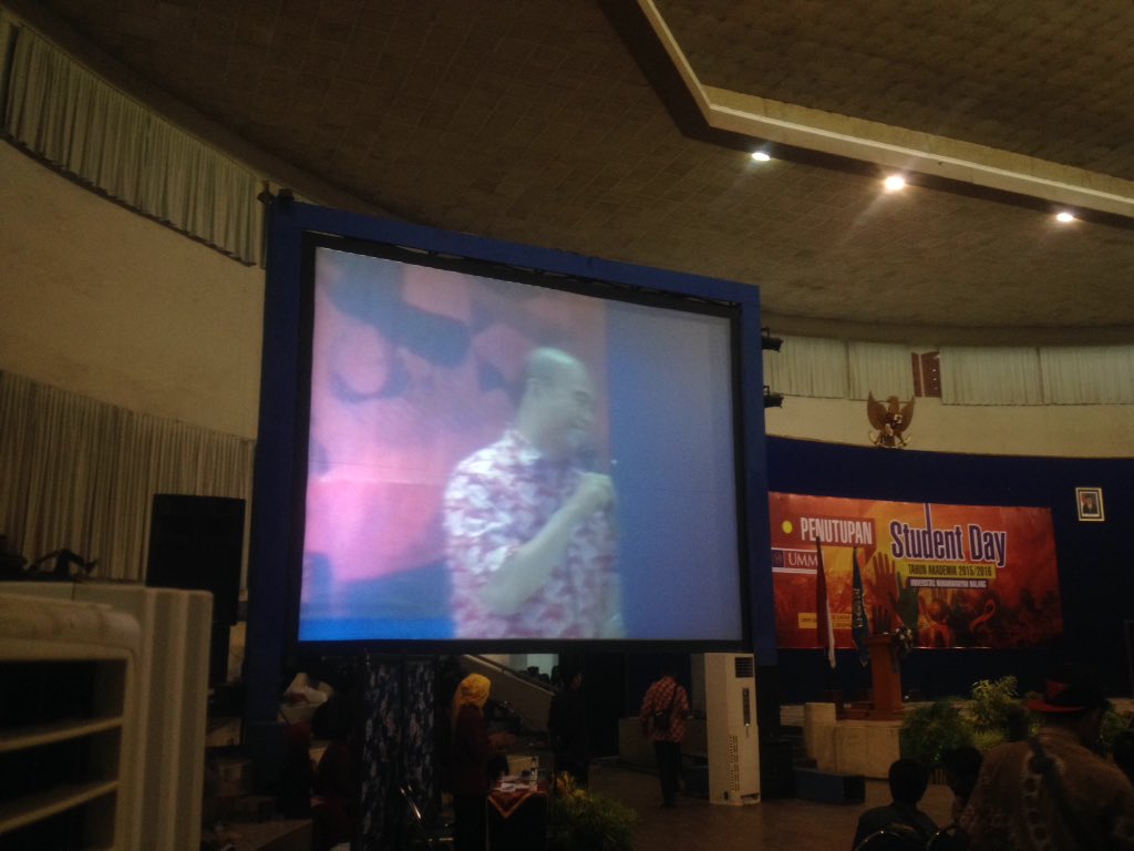 UMMcampus's tweet photo. Lagu andalan pak rektor, andra and the backbone - sempurna :D #StudentDayUMM2015 #StudentDayUMM2015 https://t.co/2tgiE3PFN0