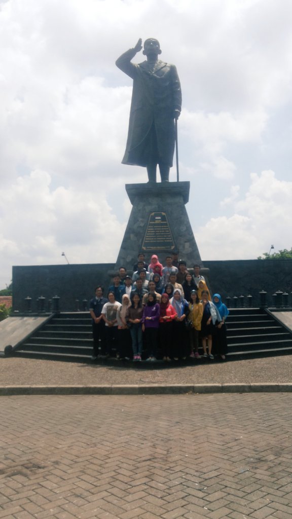 DSNUNDIP's tweet photo. Sekarang bgt nih! Peserta DSN 2015 berfoto bersama di patung pahlawan Jendral Soedirman~~ https://t.co/1RFhWyKWq3