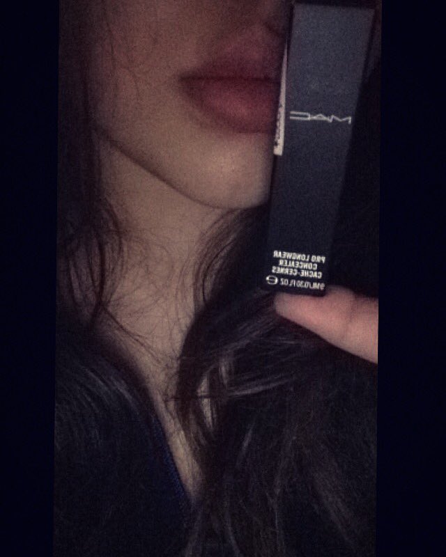 Miss_Montan3z's tweet photo. My Lips are Fucking Huge! Ahh! And I love them👄👄 Quien quiere un beso mio😜😘💋 #MacConcealer https://t.co/wP7CFCqVg2