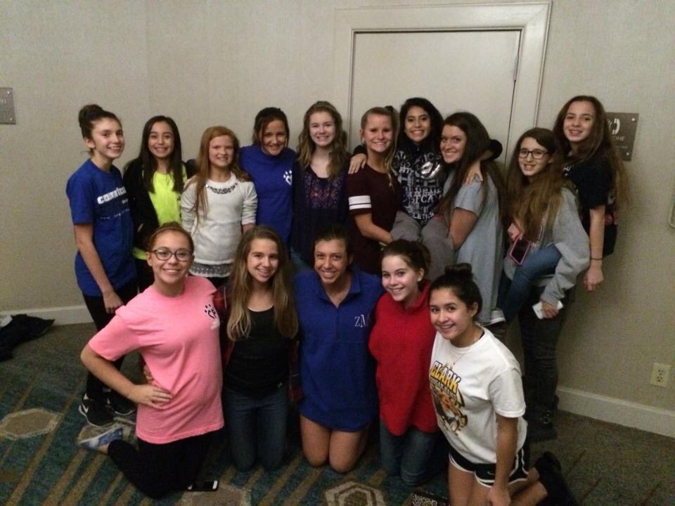 zoeyalexx's tweet photo. Loved team bonding w the ladies of comet!!!! 🤘🏻❤️ #cometgetit #beiconic @CA_CometCats https://t.co/85Y50MAxPf