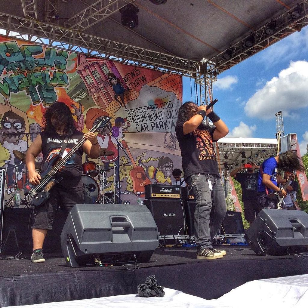 Jenn_Thompson's tweet photo. #Farasu slaying the #NoisyStage #RTW15 #TTxRTW15 @tunetalk @rocktheworldmy #TaurusED https://t.co/FsASzPoPsU https://t.co/7NqOlyYbz1