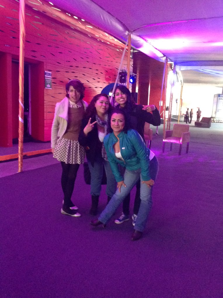 MagentthaSparks's tweet photo. Pre #backstage #Caifanes #glam #grayCarpet #lol https://t.co/8sshqU2l0r