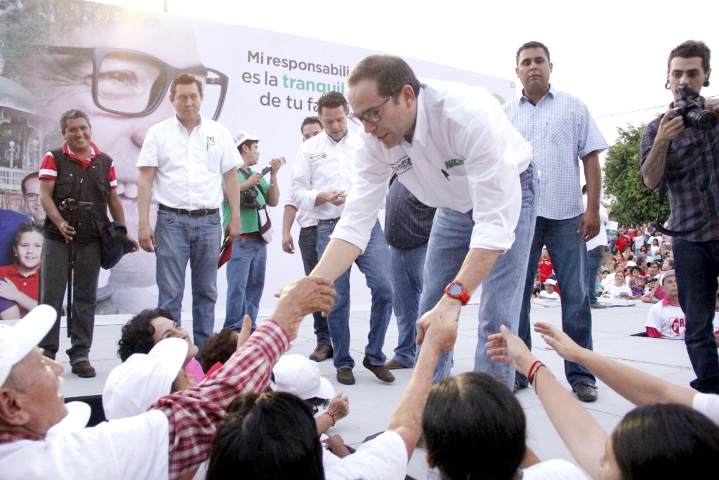 EquipoColima's tweet photo. Necesitamos un gobernador que gobierne con responsabilidad y con valores: @nachoperaltacol | #TuDecides https://t.co/aWXms2KvSh