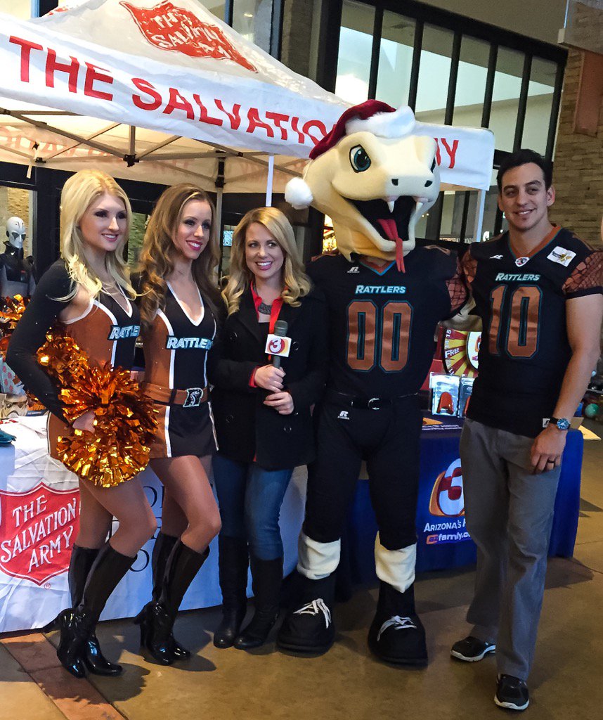 AZSidewinders's tweet photo. Olena & Molly join @LatinLaser @StrykerDRattler @3tvnewsdesk @SalvationArmyUS #ForgottenAngel @ Chandler Mall ❤️🎄🐍🏈 https://t.co/UPMhFaiKaZ