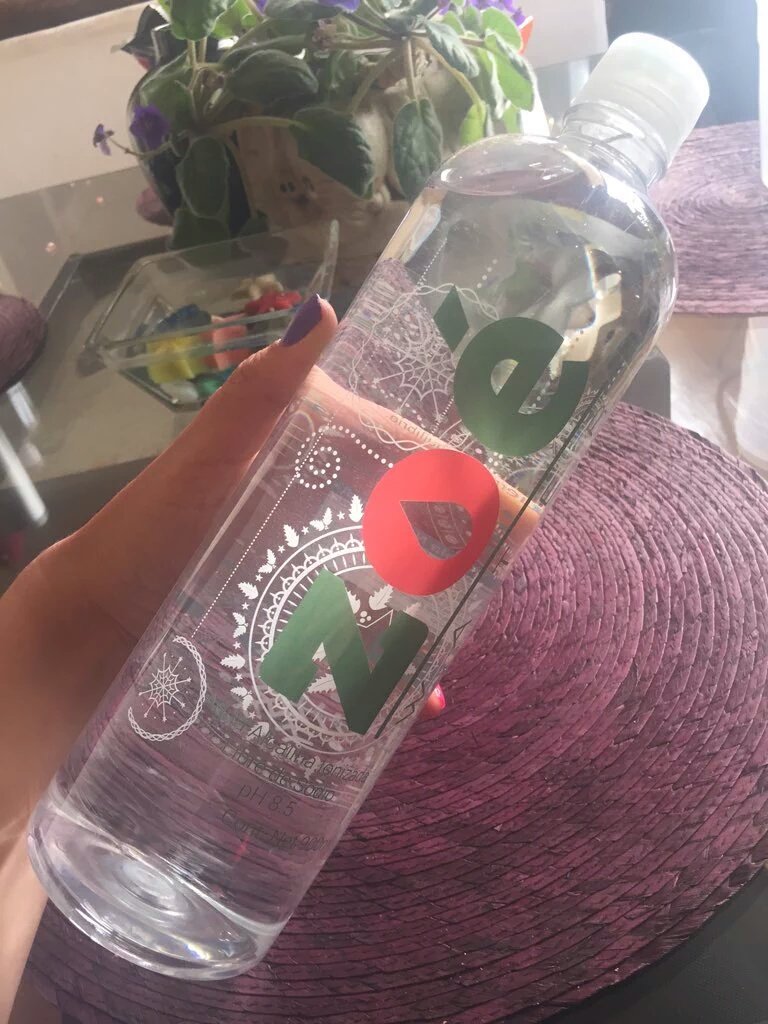 AlleMullerA's tweet photo. Ya vieron el diseño navideño de @zoe_water???? Esta súper bonito🙈❤️ 
Es que ya casi es Navidad😁😁😁😁😁😁😁😁👏🏻 https://t.co/ATDqI0BdL8