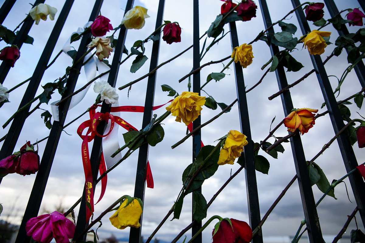 yamphoto's tweet photo. The heavy downpour over #SanBernardino made the flowers at the memorial a beautiful but sorrowful sight. https://t.co/3DUUJeOxEz