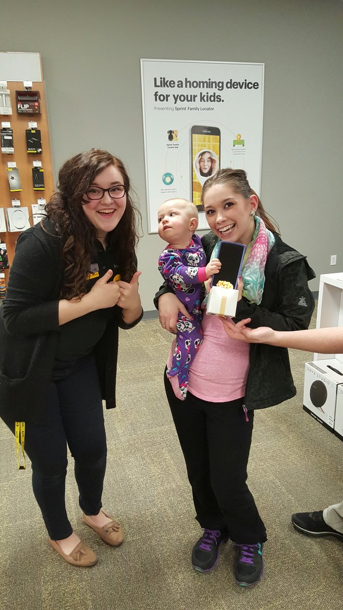 SWirelessNw's tweet photo. Baby's 1st G4! @SWirelessNw in Coeur d'Alene where our #SWNWHappyCustomers come in all ages! @Sprint_West https://t.co/PH5kuOkEZU