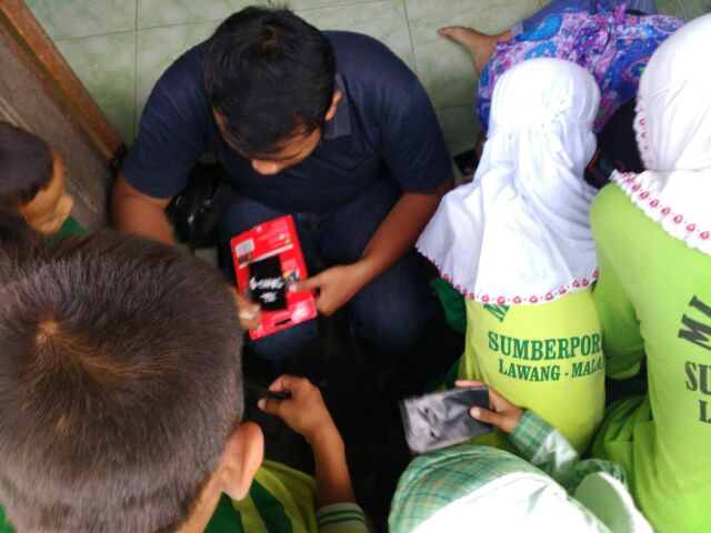 gamananta's tweet photo. #LIVE Kak Ghazy dan @anggraeniayuu menuliskan nama siswa di polybag masing-masing #AlIhsaanBerkebun https://t.co/zLSiMTxz3e