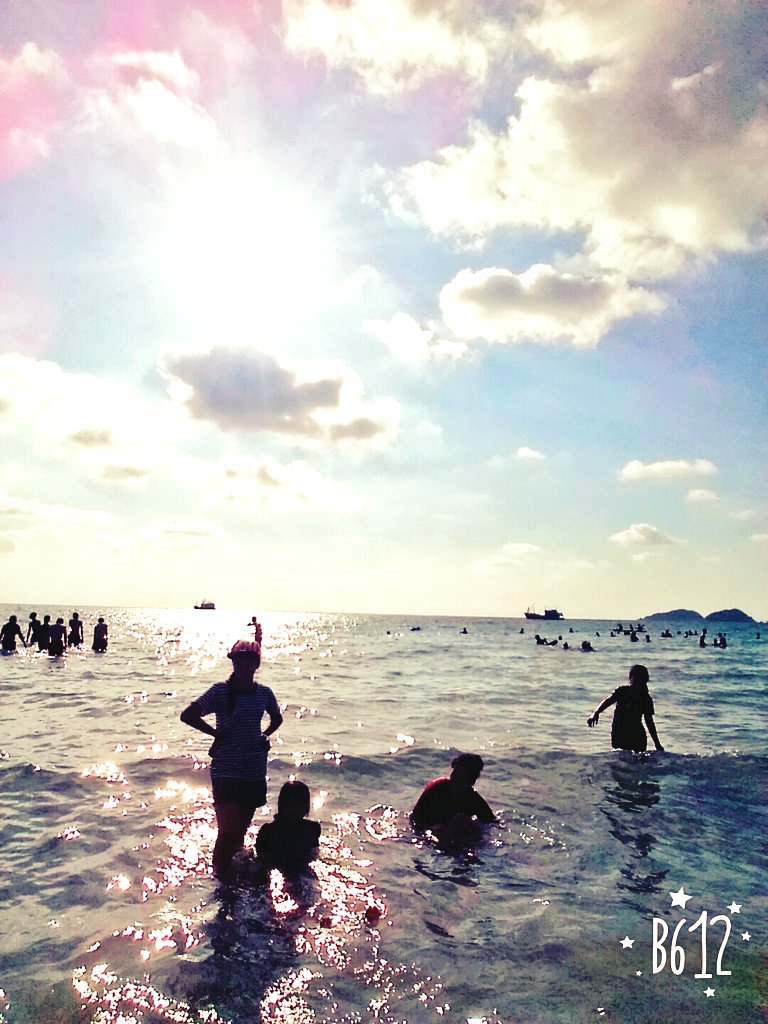 kwawkwawkk's tweet image. โอ้ทะเลแสนงาม  ฟ้าสีครามสดใส...สดสายสดสาย 🏄🏊