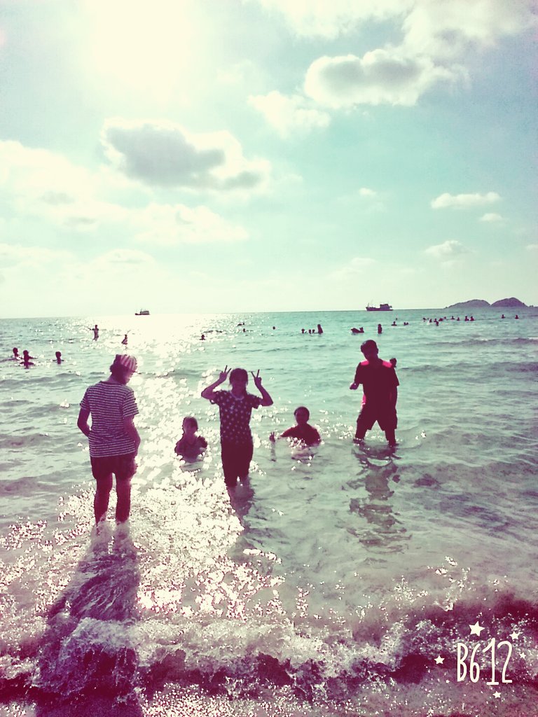 kwawkwawkk's tweet image. โอ้ทะเลแสนงาม  ฟ้าสีครามสดใส...สดสายสดสาย 🏄🏊