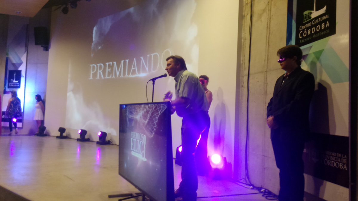 Premios_ELIC's tweet photo. Mejor labor periodística en radio: Pablo Rossi. Lo recibe en su lugar Guillermo Hemerling. #PremiosElic2015. https://t.co/8qcuxCLFLb