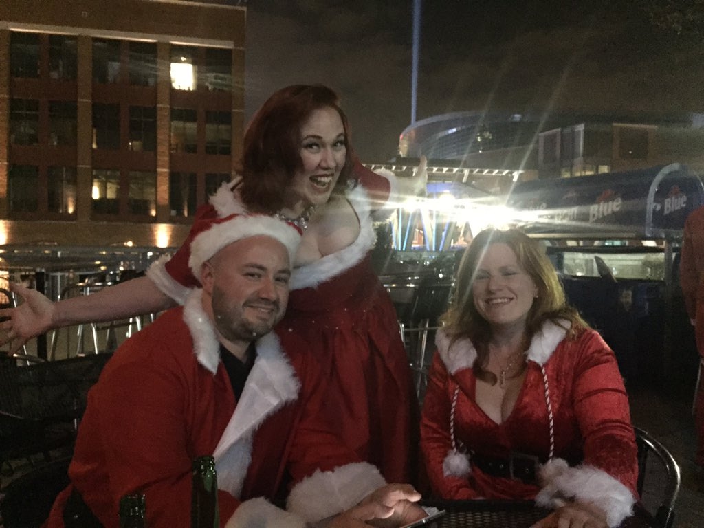 desperatediva13's tweet photo. @MartiniAffair #santacon #columbus #omg #fun #drinks #out #winter #warm #holidayseason #pubcraw #yay https://t.co/gCqvjHvudR
